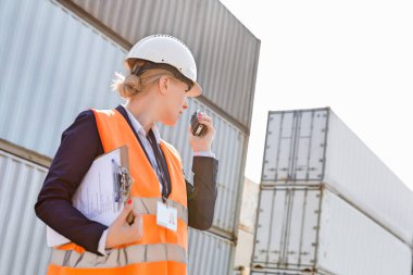 Kadın mühendis El Telsizi kullanma