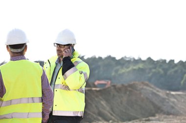 Denetçiler inşaat sahasında