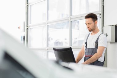 Otomobil mekanik bilgisayar kullanarak