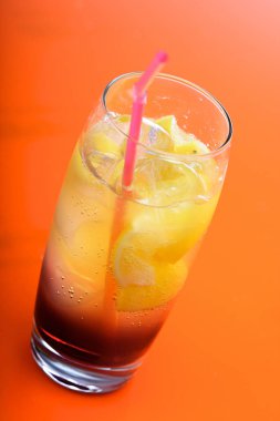 bardak içki limon ve buz 