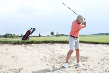 Golf oynayan adam.