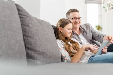 Baba ve kızı dijital tablet kullanma