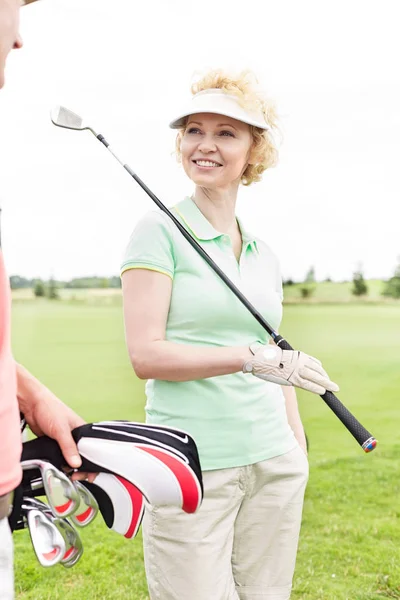 Glückliche Frau auf Golfplatz — Stockfoto