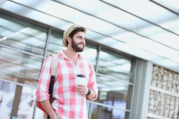 Homem feliz segurando copo descartável — Fotografia de Stock