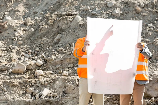 Ingenieros examinando el plano — Foto de Stock