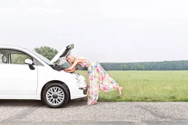 Mujer examinando coche averiado —  Fotos de Stock