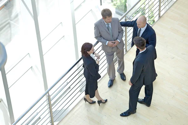 Geschäftsleute und Frauen stehen zusammen — Stockfoto