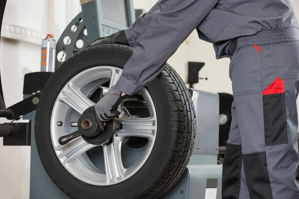 Mekaniker reparerar bilens hjul — Stockfoto