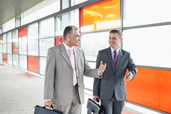 Empresários felizes falando — Fotografia de Stock