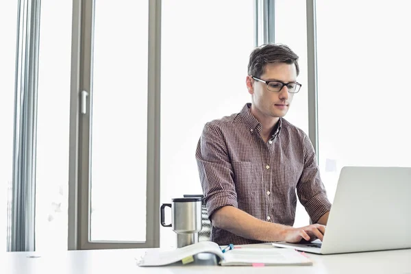 Geschäftsmann arbeitet am Laptop — Stockfoto