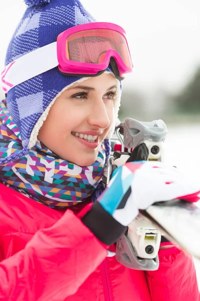 スキーを運ぶ女性 — ストック写真