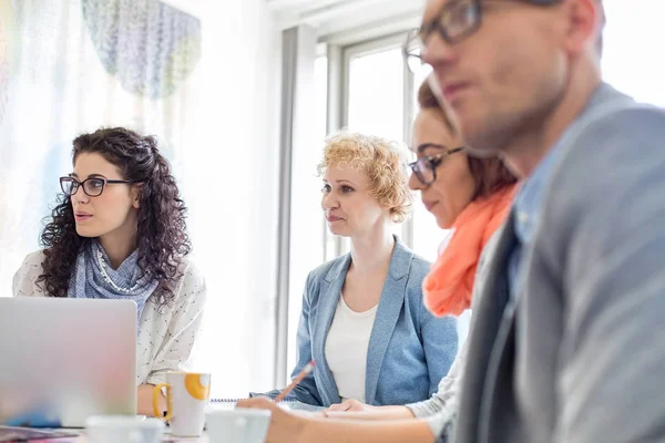 Empresarios creativos en reunión —  Fotos de Stock