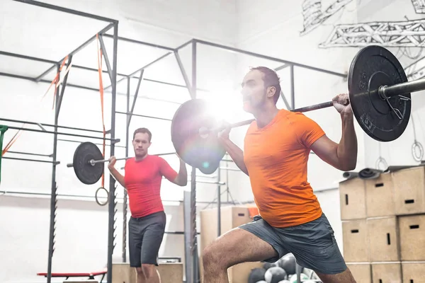 Erkekler barbell kaldırma — Stok fotoğraf