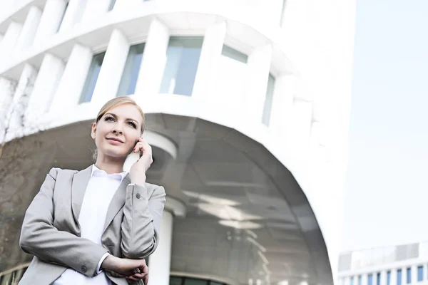 Donna d'affari che utilizza il telefono cellulare — Foto Stock