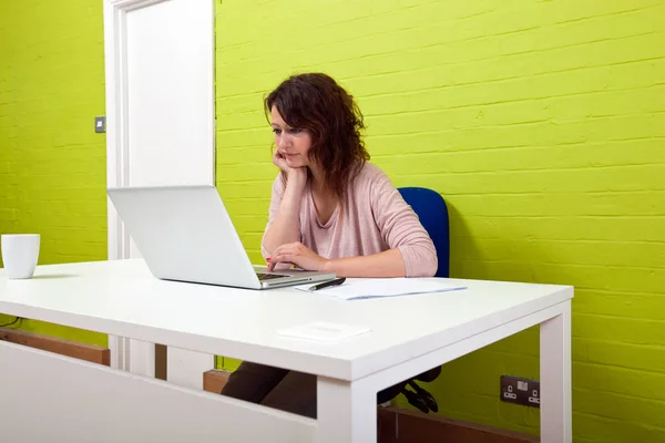 Woman working at desk — Stock Photo, Image