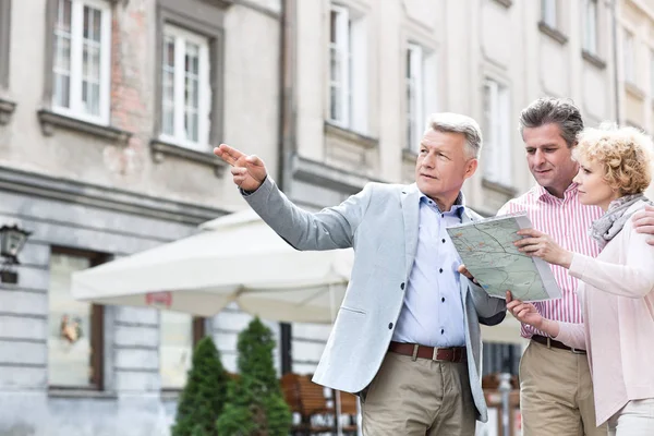 Paar mittleren Alters mit Straßenkarte — Stockfoto