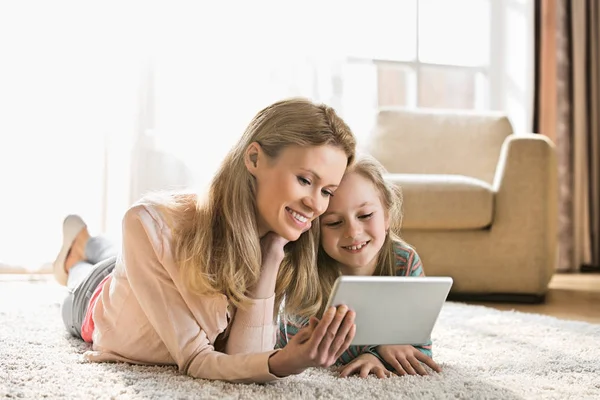 Anya és lánya, digitális tábla használata — Stock Fotó
