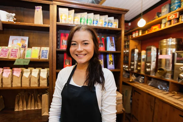 Säljare leende i kafé — Stockfoto