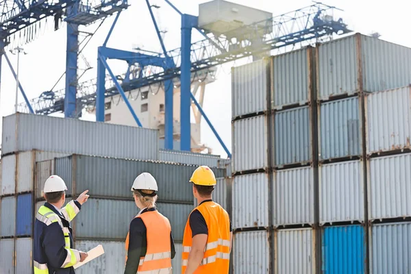 Workers inspecting cargo containers — Stock Photo, Image