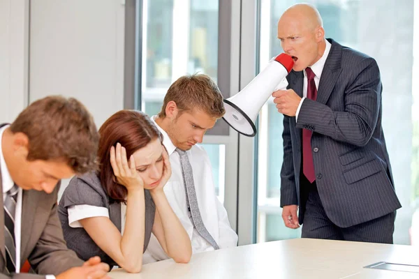 Zakenman schreeuwen op zijn werknemer — Stockfoto