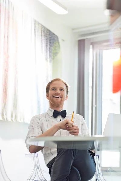 Homme d'affaires heureux dans le bureau créatif — Photo