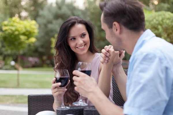 Casal romântico ter vinho tinto — Fotografia de Stock