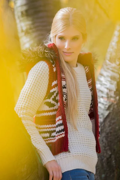 Woman in warm clothing standing in park — Stock Photo, Image