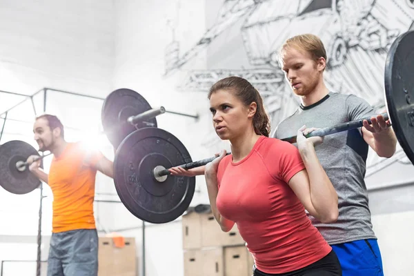 Insanlar barbell kaldırma — Stok fotoğraf