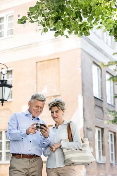 Middle-aged couple reviewing photos — Stock Photo, Image