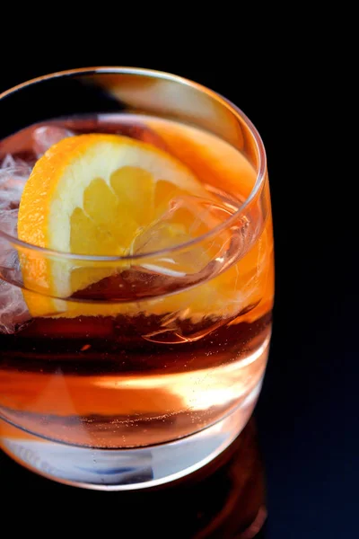 Bebida naranja con hielo — Foto de Stock