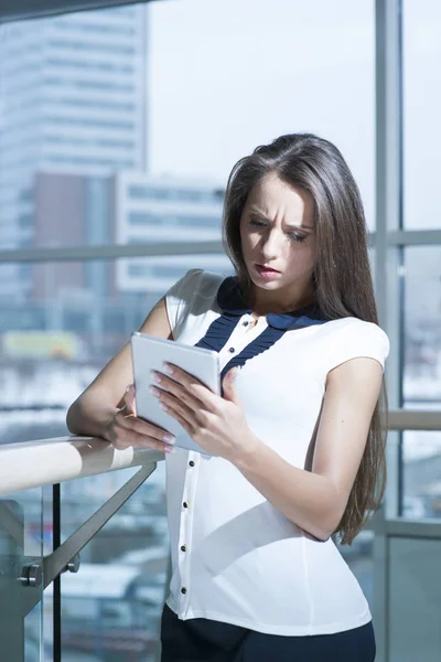 Zakenvrouw met digitale tablet — Stockfoto