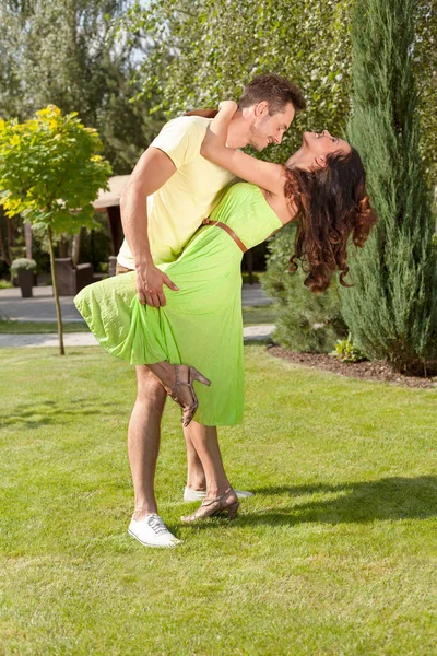 Casal dançando no parque — Fotografia de Stock