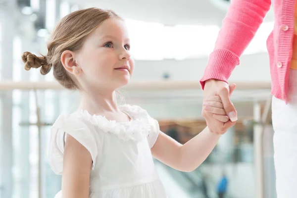 Hija sosteniendo madres mano — Foto de Stock