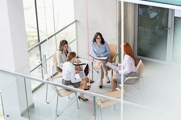 Mujeres de negocios discutiendo en la oficina —  Fotos de Stock