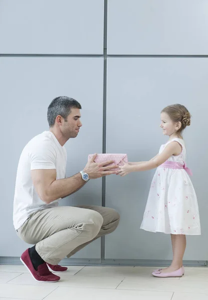 Girl gives present to father — Stock Photo, Image