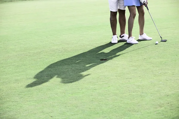 Par spelar golf på kursen — Stockfoto