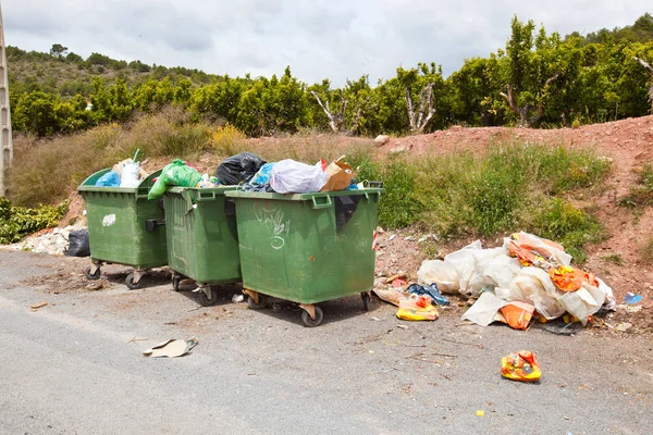 Rangée de bacs débordants — Photo