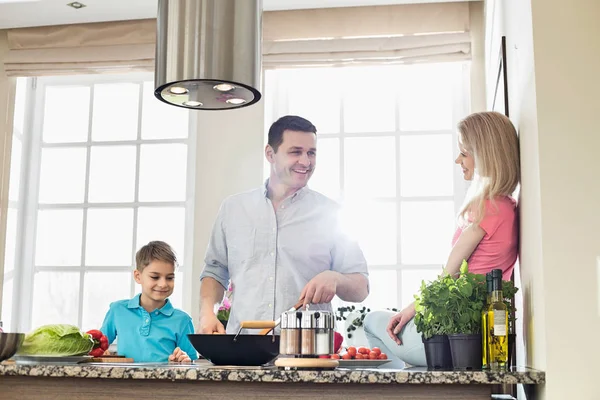 Familie bereitet Essen zu — Stockfoto