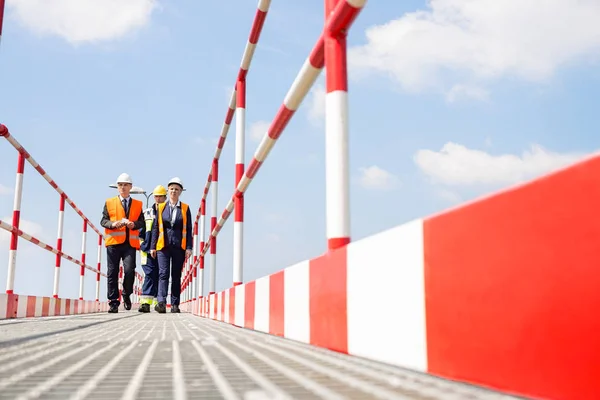 Trabajadores caminando por pasarela — Foto de Stock