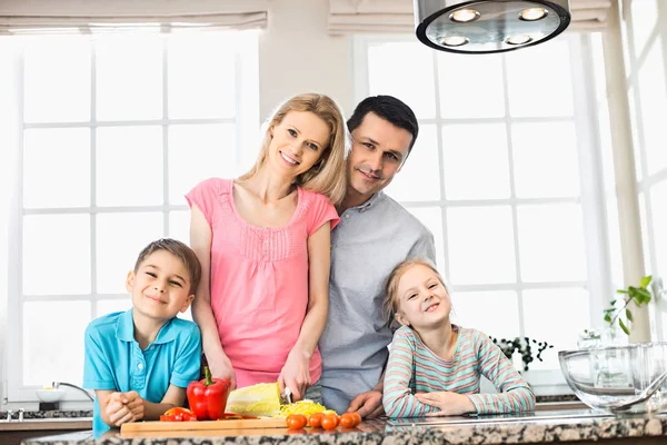 Família feliz preparando comida — Fotografia de Stock