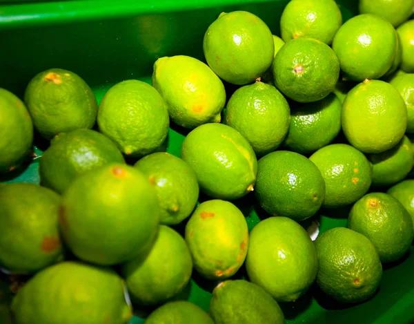 Green limes in grocery store — Stock Photo, Image