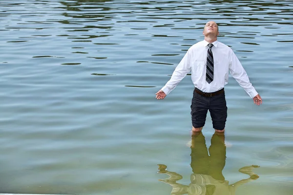 Affärsman står i sjön — Stockfoto