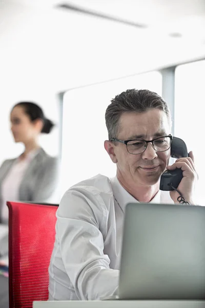 Uomo d'affari che parla al telefono — Foto Stock