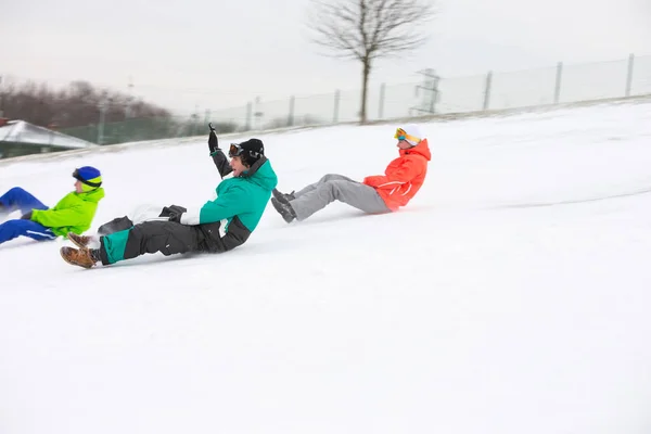 朋友们在雪地上打滑 — 图库照片