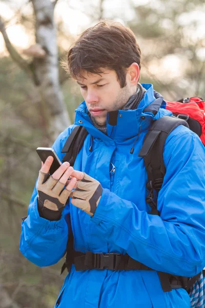 Randonneur utilisant un smartphone en forêt — Photo