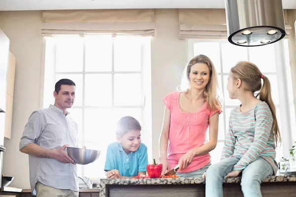 Familie bereitet Essen zu — Stockfoto