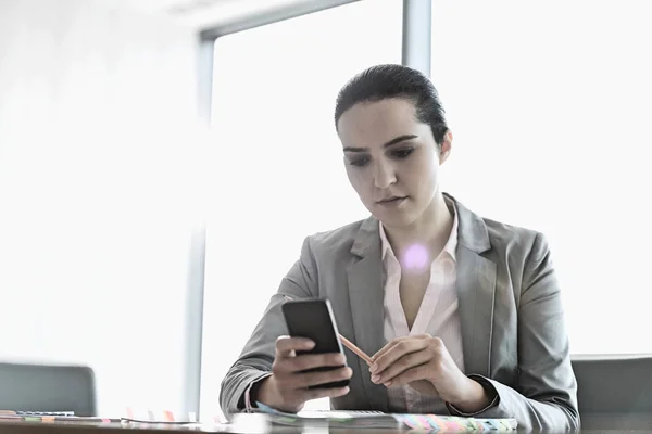 Zakenvrouw die mobiele telefoon gebruikt — Stockfoto