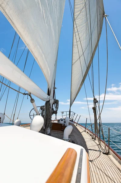 Jacht vitorlázás a tengeren — Stock Fotó