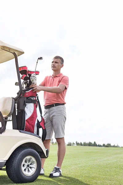 Homem de meia-idade no campo de golfe — Fotografia de Stock