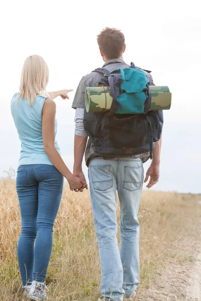 Mujer mostrando algo al hombre — Foto de Stock